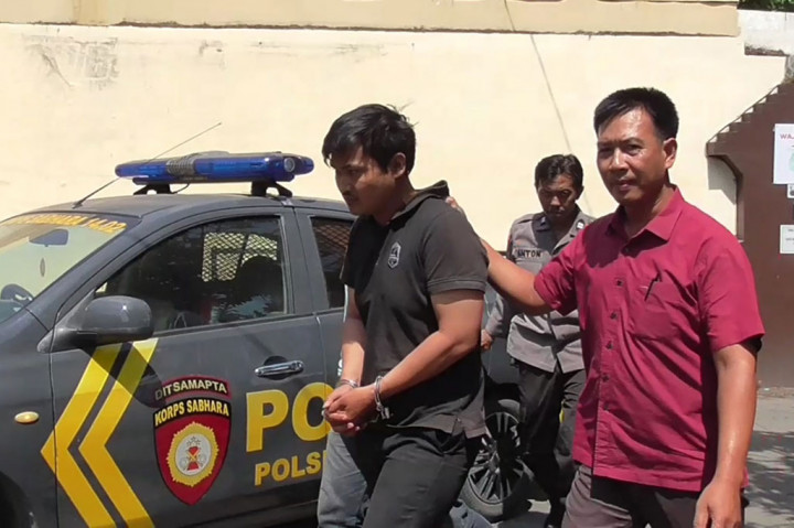 Aksi kejahatan yang dilakukan Ibnu Fadlilah, 31, terekam CCTV. Korban segera melapor ke Polsek Taman atas kejadian itu sambil membawa bukti CCTV. 