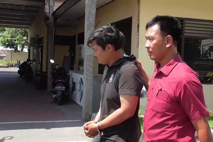 Di bawah todongan pistol pelaku langsung tidak berkutik, dan kemudian dibawa ke Mapolsek Taman Sidoarjo. Pelaku mengakui perbuatannya membobol emas 66 gram itu.