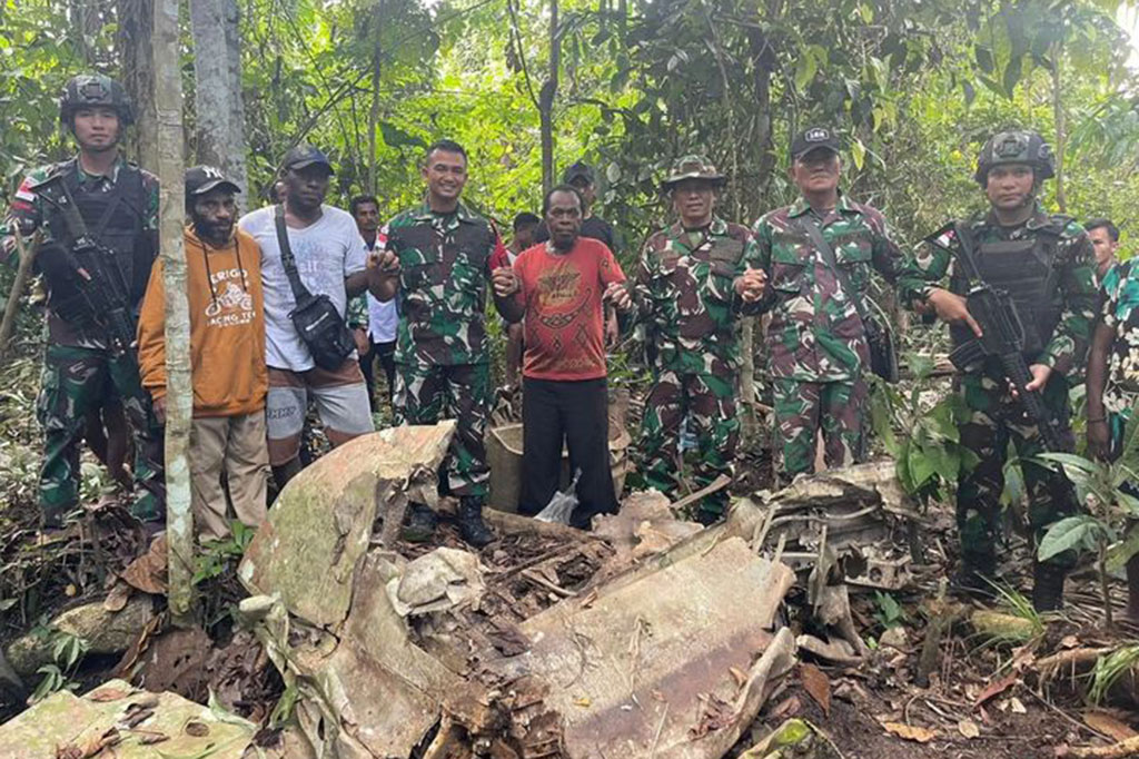 Komandan Satuan Tugas (Dansatgas) Yonif 122/Tombak Sakti (TS) Letkol Inf Dicky Apriyadi menyatakan bangkai pesawat peninggalan perang dunia (PD) II ditemukan di Kabupaten Keerom, Papua, perbatasan RI-PNG.