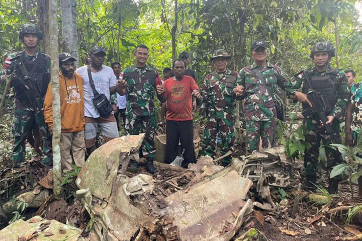 Komandan Satuan Tugas (Dansatgas) Yonif 122/Tombak Sakti (TS) Letkol Inf Dicky Apriyadi menyatakan bangkai pesawat peninggalan perang dunia (PD) II ditemukan di Kabupaten Keerom, Papua, perbatasan RI-PNG.