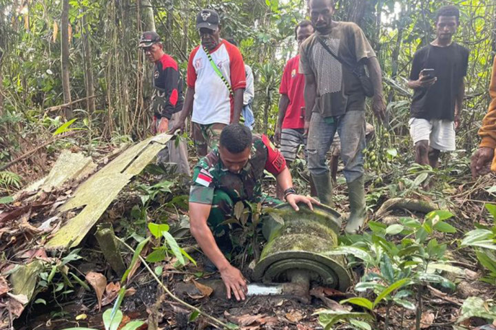 Menurut pengakuan Ondoafi, kata Dicky, terungkap bahwa bangkai pesawat itu sudah teronggok di kawasan hutan tersebut selama 82 tahun atau sejak 1942.