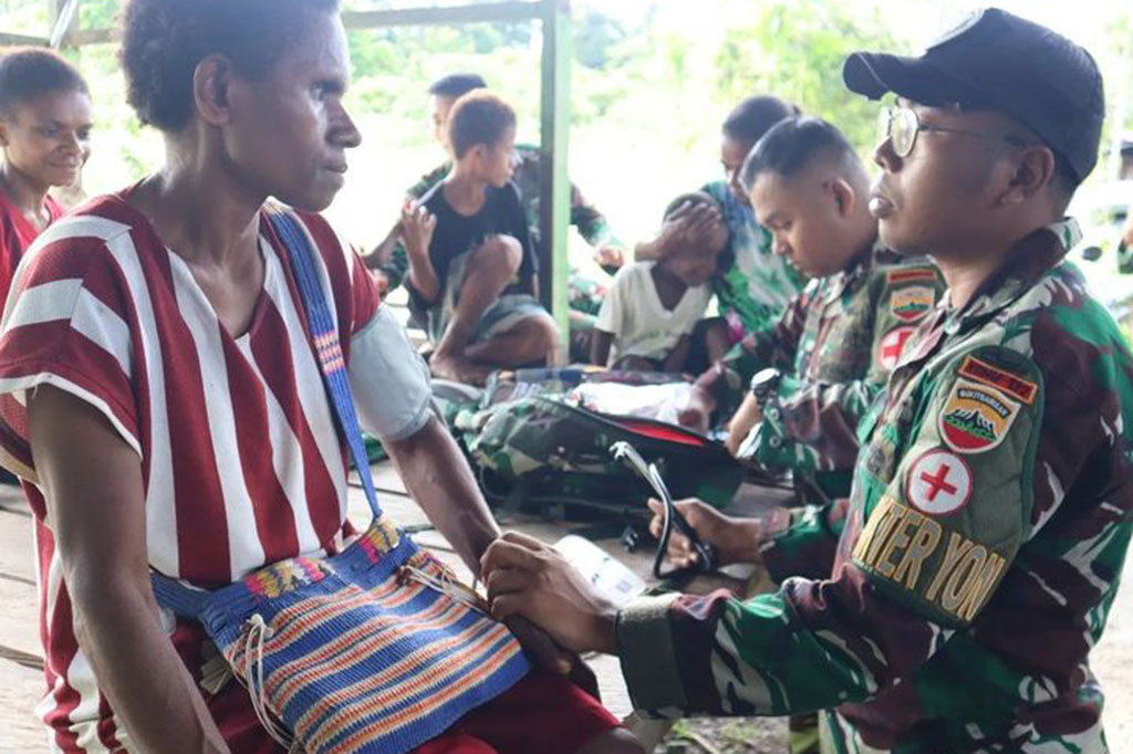 Dia mengatakan, selain melakukan ritual adat sebelum memasuki kawasan hutan keramat, prajurit juga melakukan pemeriksaan kesehatan terhadap warga setempat.
