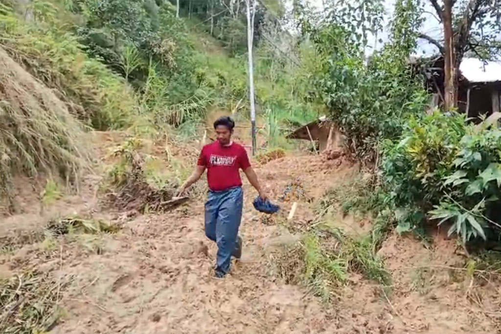 Longsor yang terjadi di Kecamatan Bambang, Kabupaten Mamasa, Sulawesi Barat, memutus akses jalan dan membuat warga di tiga desa terisolasi. Akibatnya, warga terpaksa berjalan kaki puluhan kilometer untuk membawa bantuan sembako.