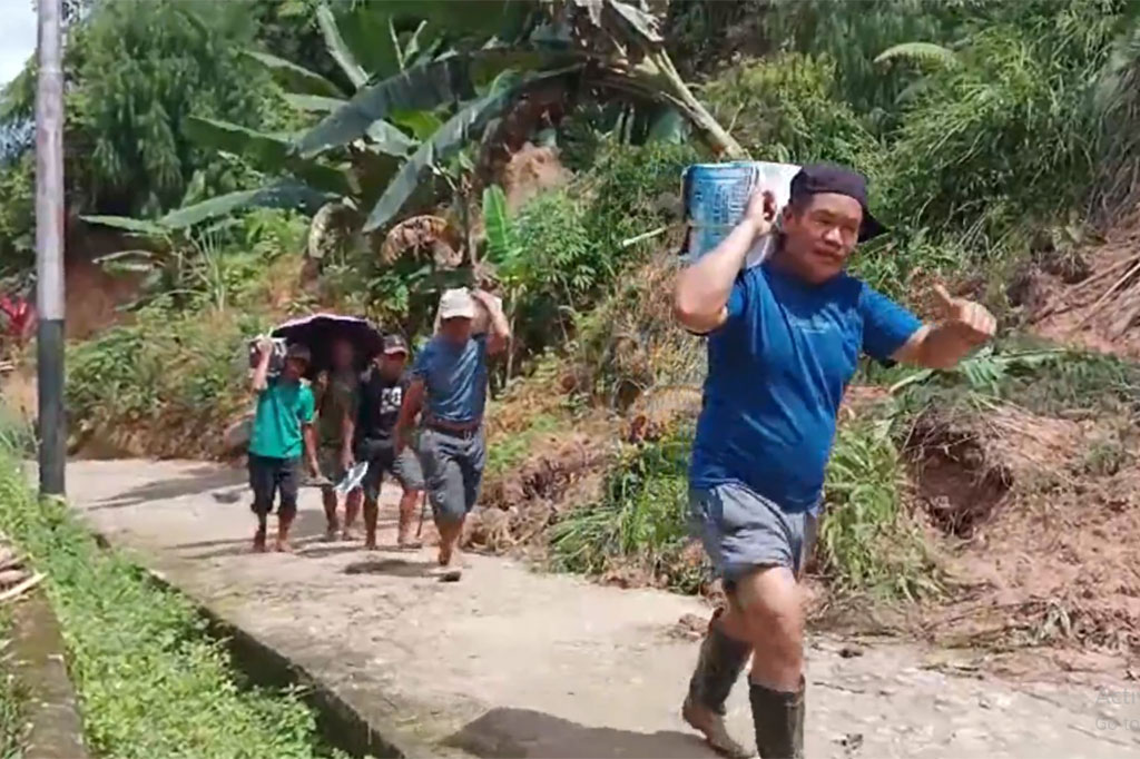Warga terpaksa berjalan kaki sejauh puluhan kilometer dan membutuhkan waktu selama berjam-jam karena akses jalan menuju ke desa mereka tertutup total dan tidak dapat dilalui kendaraan baik roda dua maupun empat setelah diterjang bencana longsor.