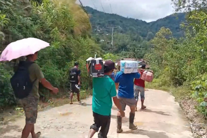 Akibatnya warga yang berada di tiga desa yakni desa Desa Saluassing, Salukepopo, dan Salu Dengen terisolasi dan terancam kehabisan bahan makanan. Saat ini mereka hanya mengandalkan sisa-sisa bahan logistik dan diprediksi hanya akan bertahan hingga dua hari kedepan.