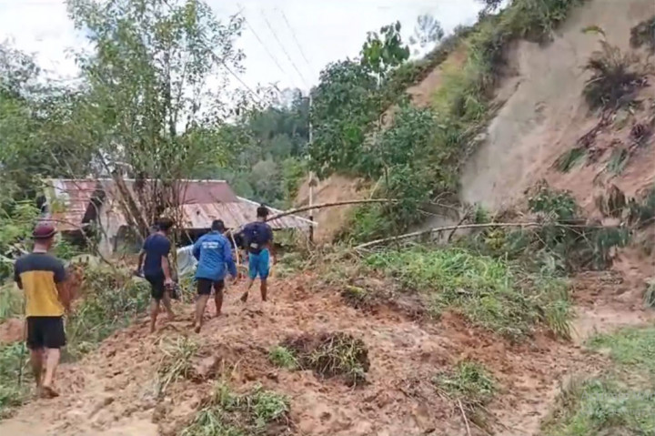 Warga berharap agar pemerintah melalui dinas terkait segera menurunkan alat berat untuk membersihkan material longsor dan segera memberikan bantuan berupa bahan makanan karena sejak longsor terjadi, korban belum pernah mendapatkan bantuan dari pemerintah kabupaten setempat. 