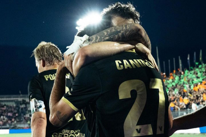Venezia berhasil mengalahkan Palermo 2-1 pada leg kedua semifinal playoff Serie B, Sabtu, 25 Mei 2024 dini hari WIB. Dengan hasil tersebut Venezia berhak ke partai final dengan agregat 3-1.