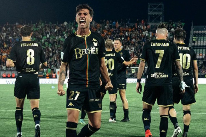 Di babak final playoff, Venezia akan menghadapi pemenang antara Catanzaro atau Cremonese. Di leg pertama, kedua tim bermain imbang 2-2. Sementara leg kedua akan digelar pada Minggu, 26 Mei dini hari WIB.