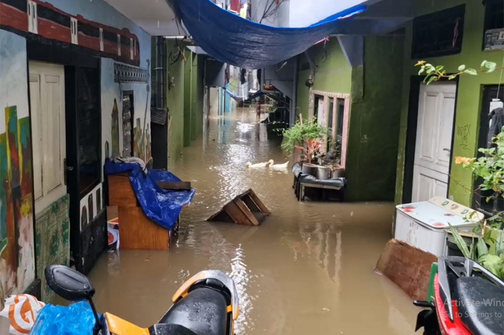 Hujan deras yang mengguyur wilayah Bogor, Jawa Barat, membuat  aliran air di Kali Ciluwung, Jakarta Timur meluap dan merendam rumah-rumah warga Kebon Pala, Kampung Melayu, Jakarta Timur. 