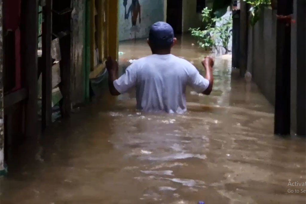 Ratusan rumah warga di pemukiman Kebon Pala, Jakarta Timur, sejak Sabtu, 25 Mei 2024 pagi tadi terendam banjir. Ketinggian banjir yang mencapai sekitar 100 centimeter membuat aktifitas warga terganggu.