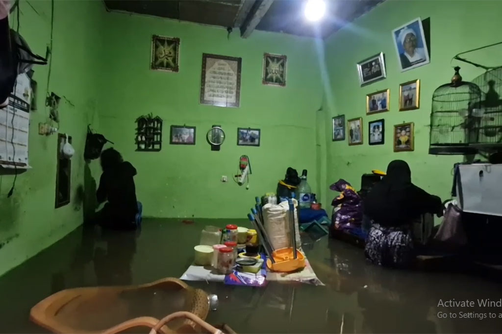 Warga terpaksa menerobos tingginya banjir untuk dapat keluar masuk rumah mereka. Selain itu, warga juga berupaya menyelamatkan barang-barang berharga mereka dengan memindahkannya ke lantai 2 agar tidak ikut terendam banjir.