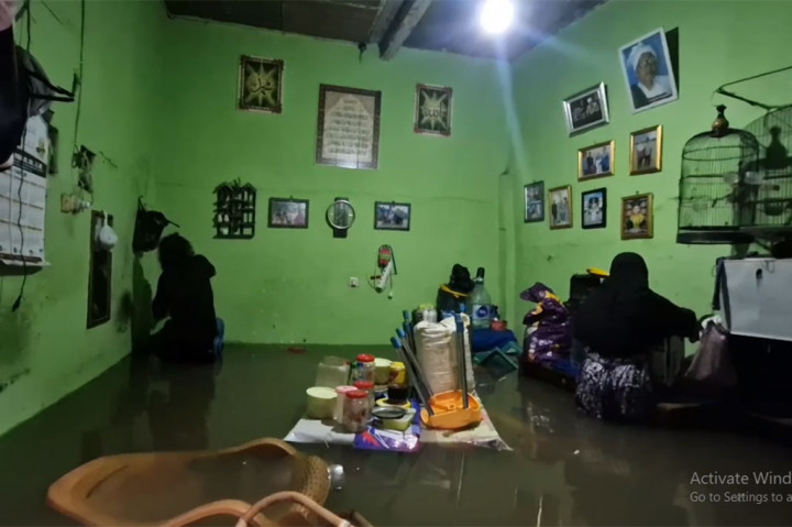 Warga terpaksa menerobos tingginya banjir untuk dapat keluar masuk rumah mereka. Selain itu, warga juga berupaya menyelamatkan barang-barang berharga mereka dengan memindahkannya ke lantai 2 agar tidak ikut terendam banjir.