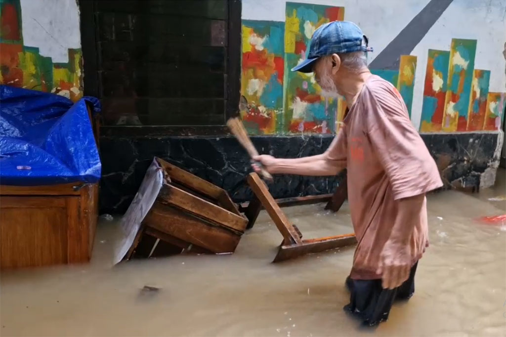Meski sudah terendam banjir, warga masih tetap bertahan di lantai 2 rumah mereka, dan belum mengungsi ke tempat pengungsian. 