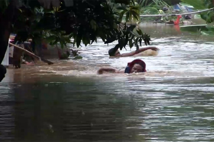 Banjir merendam permukiman warga yang tersebut di dua RT Kelurahan Pejaten Timur, Pasar Minggu, Jakarta Selatan, Sabtu, 25 Mei 2024. Banjir disebabkan meluapnya air Kali Ciliwung akibat tingginya curah hujan di kawasan Bogor, Jawa Barat.