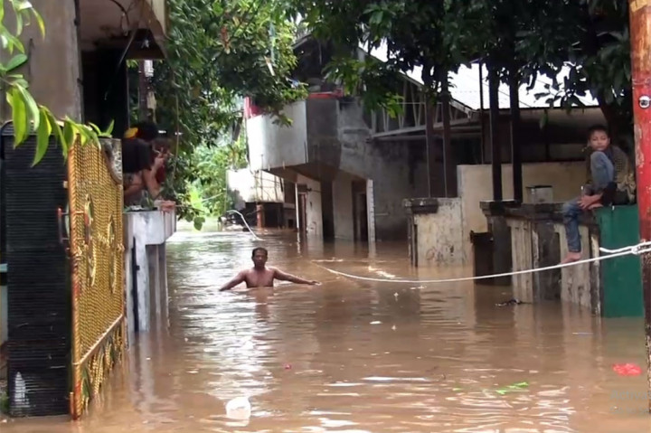 Banjir yang melanda kawasan Pejaten Timur mencapai satu meter lebih sehingga aktivitas warga setempat lumpuh. Beberapa warga yang hendak keluar rumah terpaksa harus berenang, dan menggunakan tambang agar mencapai tempat yang lebih tinggi.