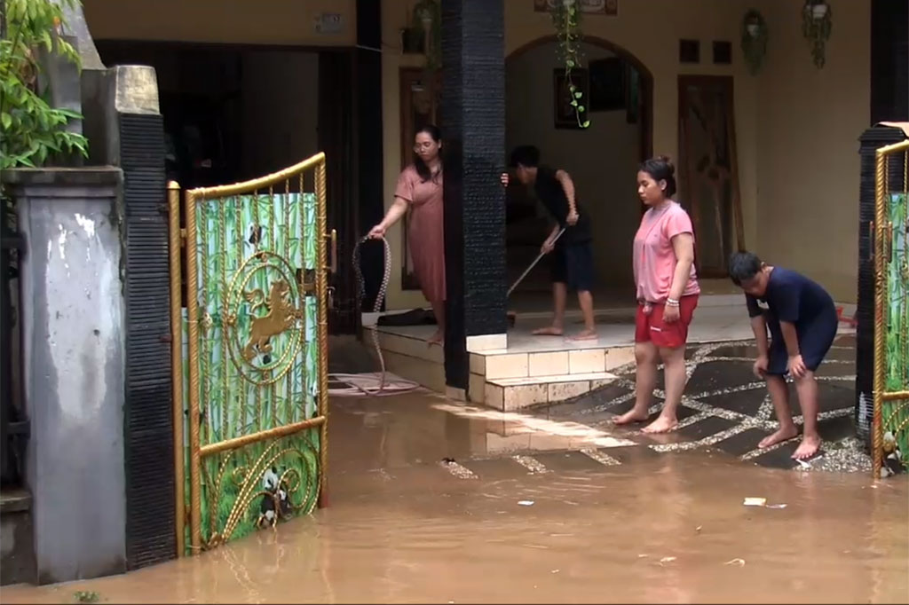 Banjir mulai merendam permukiman warga sejak dini hari. Warga berharap pintu air Manggarai segera bisa dibuka agar banjir yang merendam permukiman bisa segera surut.