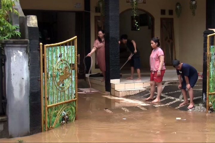 Banjir mulai merendam permukiman warga sejak dini hari. Warga berharap pintu air Manggarai segera bisa dibuka agar banjir yang merendam permukiman bisa segera surut.