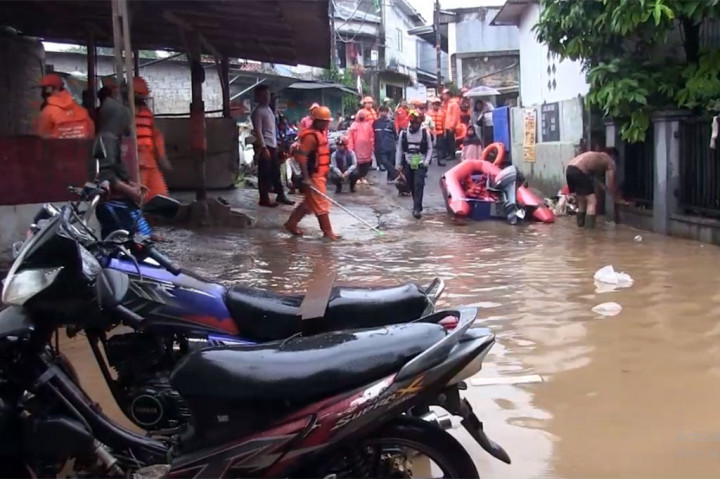 Sejumlah petugas penanggulangan kebakaran dan penyelamatan atau Gulkarmat, BPBD, dan PPSU telah disiagakan di lokasi untuk mengantisipasi hal-hal yang tidak diinginkan. Petugas juga mengerahkan dua perahu karet untuk mengevakuasi warga jika diperlukan.