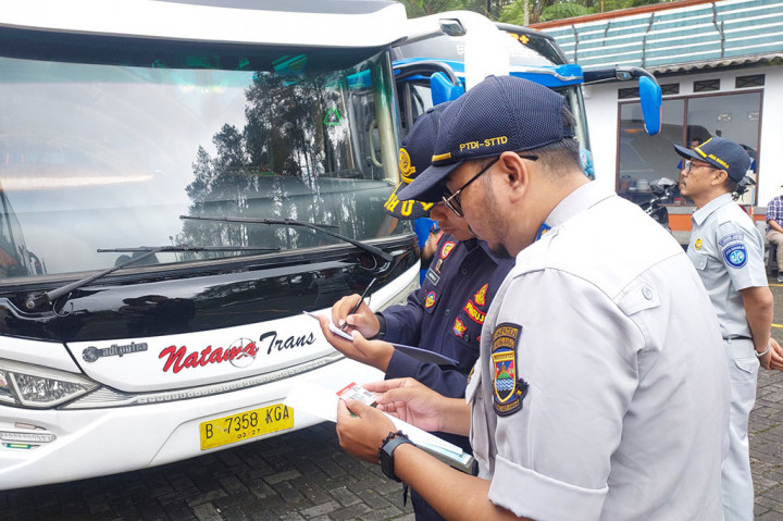 Kegiatan pengawasan terhadap kelaikan operasional bus pariwisata tersebut untuk memastikan keamanan dan keselamatan masyarakat pada libur panjang Hari Waisak 2024.