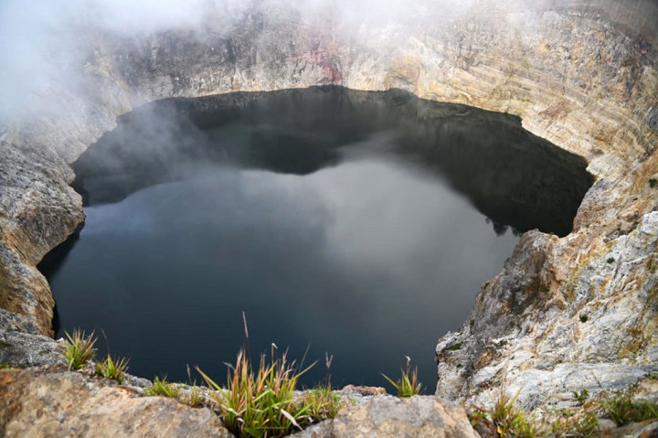 Kepala Badan Geologi Muhammd Wafid mengatakan perubahan warna air danau ini disebabkan beberapa faktor, antara lain curah hujan yang tinggi maupun kemungkinan perubahan komposisi air danau akibat pelarutan batuan sehingga membuat warna air kawah berubah warna menjadi kebiruan, kehijauan atau coklat kehitaman.