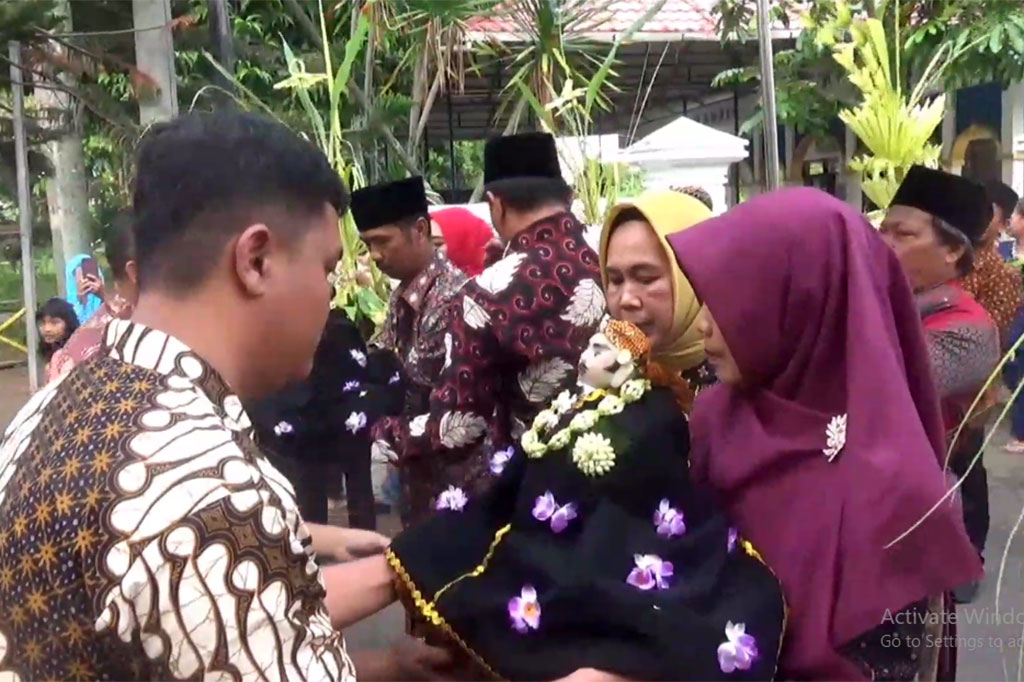 Ritual manten tebu merupakan tradisi tahunan yang terpelihara turun temurun digelar di Pabrik Gula Mojopanggung, Tulungagung, Jawa Timur. Ritual ini sebagai penanda dimulainya musim giling.