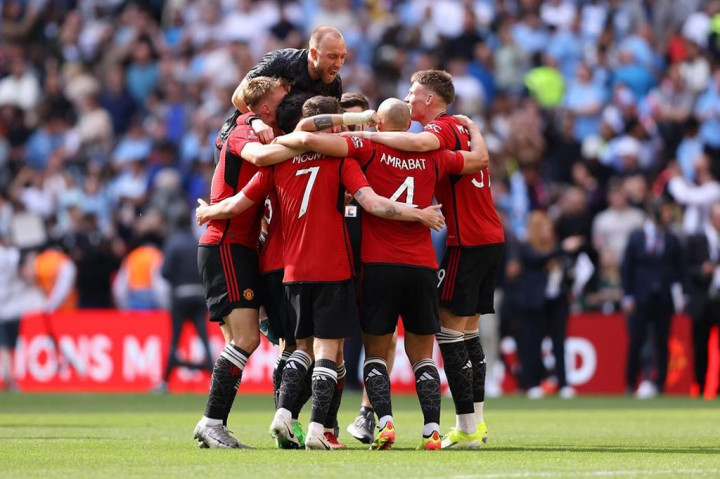 Manchester United menjuarai Piala FA 2024 setelah mengalahkan Manchester City di laga final yang dihelat Sabtu, 25 Mei 2024 malam. The Red Devils menang tipis 2-1 atas The Sky Blues.