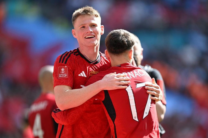 Sembilan menit kemudian, MU berhasil menggandakan skor berkat gol Kobbie Mainoo. Lewat skema serangan balik, Bruno Fernandes berhasil memperdaya pemain City dengan mengirim umpan ke arah Mainoo yang tak terkawal dan dengan mudah memperdaya Ortega.