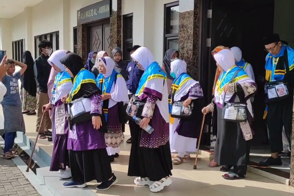 Sebanyak 440 calon jemaah haji asal Kota Bandung kloter tiga, diberangkatkan menuju Embarkasi Indramayu sebelum diterbangkan ke tanah suci pada Senin, 27 Mei 2024 besok pagi. Total sudah lebih dari 1.270 calon jemaah haji telah diberangkatkan ke tanah suci.