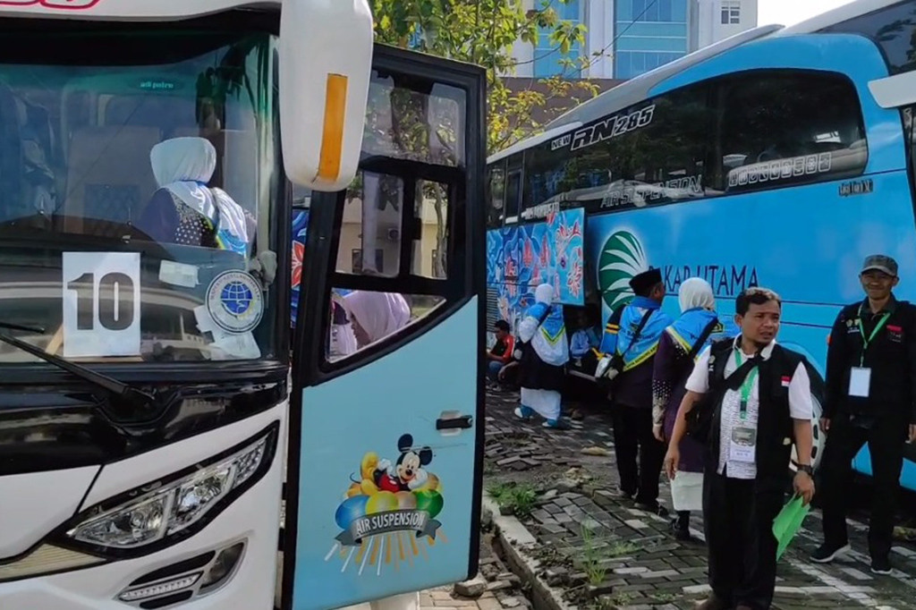 Ratusan calon jemaah haji asal Kota Bandung diberangkatkan menuju Embarkasi Indramayu, Jawa Barat, Minggu, 26 Mei 2024 dari halaman Mapolda Jabar Kota Bandung, Jawa barat.