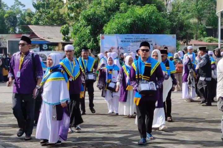 Kepala Kemenag Kota Bandung, Abdurrohim mengatakan jemaah haji yang diberangkatkan hari ini merupakan kloter tiga Kota Bandung dan kloter 16 Jawa barat.