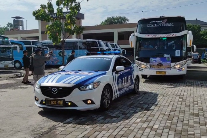 Jumlah calon jemaah haji yang diberangkatkan kloter tiga ini sebanyak 440 calon jemaah haji.