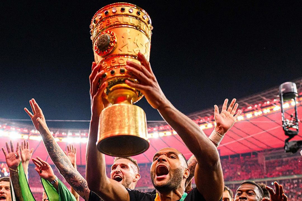 Jelang akhir babak pertama, Leverkusen justru harus kehilangan satu pemain setelah Odilon Kossounou mendapatkan kartu kuning kedua. Skor 1-0 bertahan hingga turun minum.