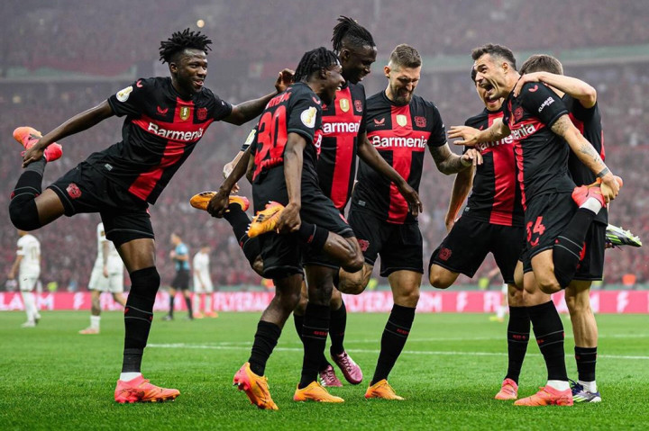 Meski melancarkan sejumlah serangan, Leverkusen baru bisa mencetak gol pada menit ke-17. Xhaka melepaskan tembakan melengkung dari luar kotak penalti yang gagal dihentikan oleh Krahl. Skor berubah menjadi 1-0 untuk
keunggulan Leverkusen.