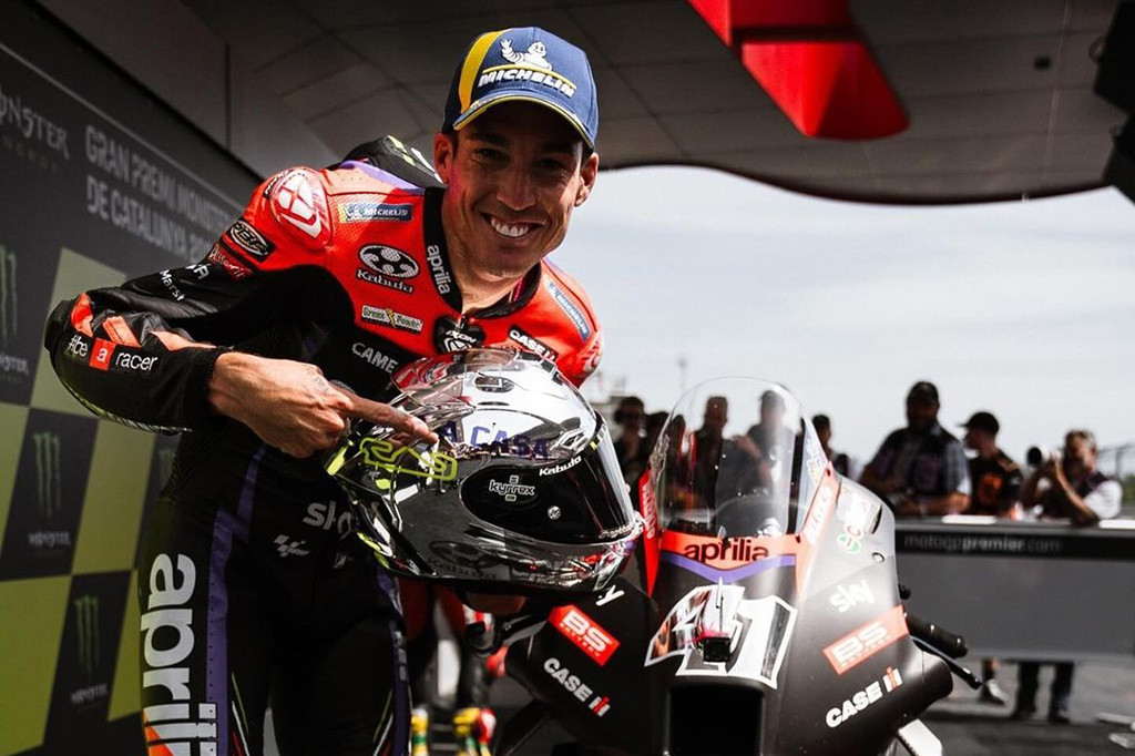 Pebalap Aprilia Racing Aleix Espargaro menjuarai sesi Sprint MotoGP Catalunya di Sirkuit Barcelona-Catalunya pada Sabtu, 25 Mei 2024 setelah mendapatkan 'hadiah' dari tiga pemimpin balapan sebelumnya yang terjatuh.