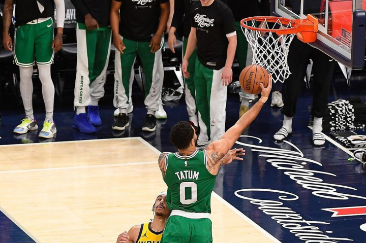 Di sisa 1,7 detik terakhir, Jrue Holiday kembali mendapatkan hadiah free throw dan berhasil mengeksekusi dua tembakan yang menghasilkan 2 poin dan mengubah skor jadi 114-111.