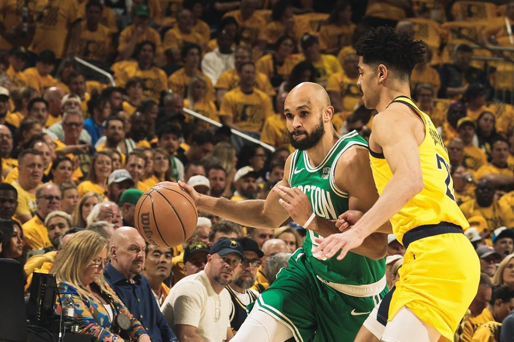 Celtics memberikan perlawanan dimulai dari kuarter ketiga, yang terus dilakukannya hingga mereka benar-benar bisa membalikkan kedudukan di 38 detik terakhir waktu reguler dengan mengubah skor jadi 112-111 lewat poin dan mendapat pelanggaran atau and-1 yang dibuat oleh Jrue Holiday.