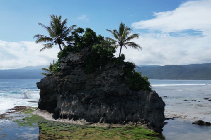 Berwisata menjadi suatu keasyikan tersendiri untuk menghilangkan kejenuhan. Pantai Batu Gukhi di Kecamatan Pulau Pisang, Kabupaten Pesisir barat menjadi salah satu spot wisata yang ciamik untuk menghela napas di tengah rutinitas yang padat. Pemandangan alam yang masih asri menambah keindahan tempat wisata ini.