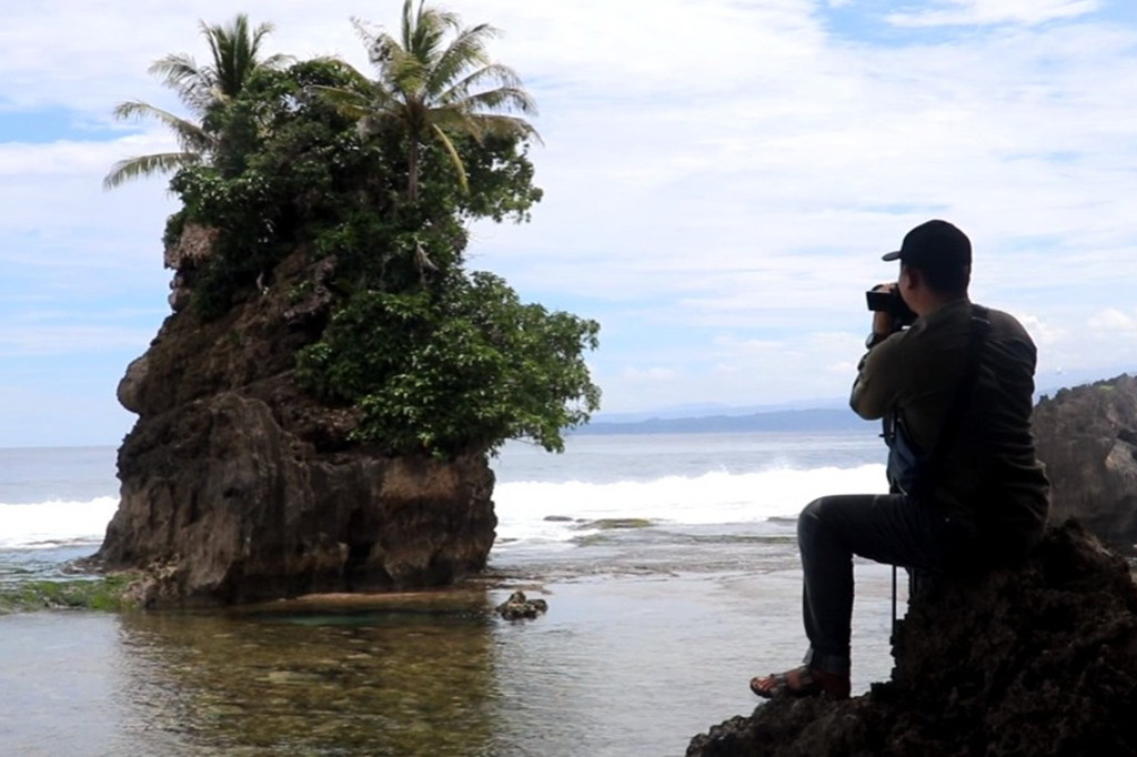 Untuk sampai ke tempat wisata ini, dibutuhkan waktu enam jam dari pusat Kota Bandar Lampung menggunakan kendaraan roda empat dan roda dua menuju krui. Setelah sampai di krui pelancong harus menyebrang ke Pulau Pisang menggunakan perahu jukung dengan tarif dua puluh lima ribu rupiah untuk satu pengunjung dari Dermaga Kuala Stabas dengan memakan waktu sekitar satu jam atau melalui dermaga alternatif Pelabuhan Tembakak.