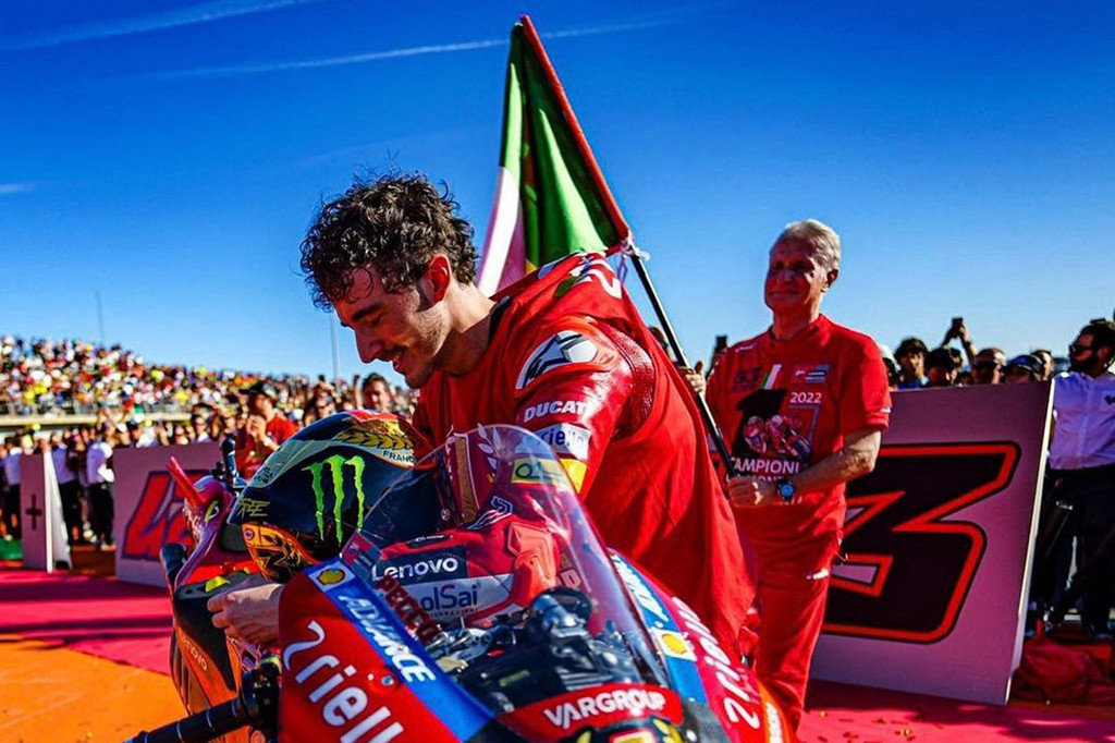 Pebalap Ducati Lenovo Francesco Bagnaia keluar sebagai juara MotoGP Catalunya 2024 di Sirkuit Barcelona-Catalunya, Minggu, 26 Mei 2024, setelah memenangi duel dengan pebalap Prima Pramac Jorge Martin.