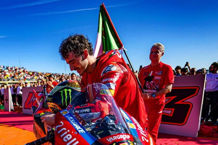 Pebalap Ducati Lenovo Francesco Bagnaia keluar sebagai juara MotoGP Catalunya 2024 di Sirkuit Barcelona-Catalunya, Minggu, 26 Mei 2024, setelah memenangi duel dengan pebalap Prima Pramac Jorge Martin.