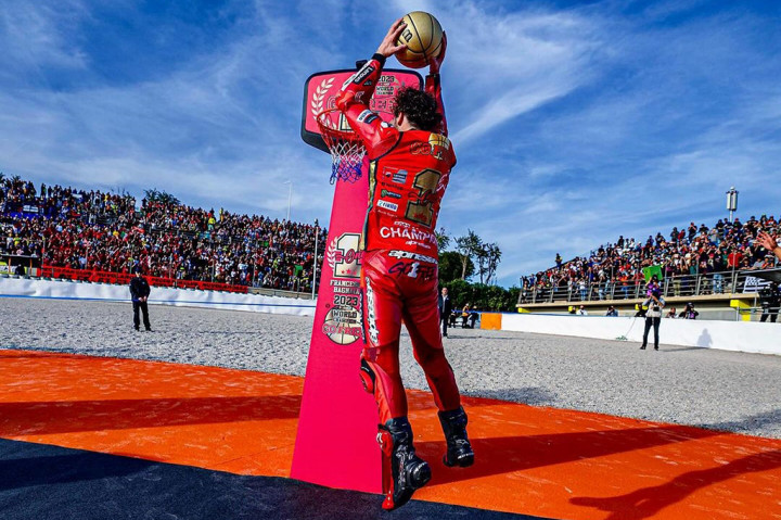 Kali ini, sang juara bertahan melewati tikungan lima dengan mulus dan menggunakan tikungan yang kemarin menurutnya 'licin' sebagai jalur mengambil alih posisi pertama dari Martin pada lap 19.