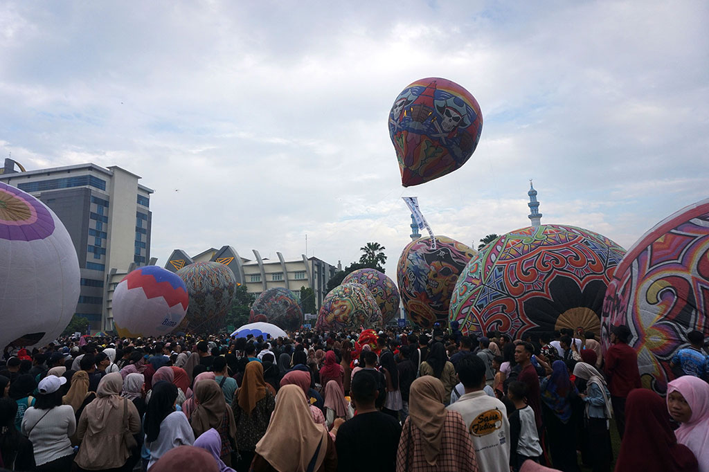 Ia mengakui antusiasme masyarakat untuk menyaksikan Festival Balon Udara 2024 luar biasa dan meningkat dari tahun sebelumnya.  Jumlah pengunjung yang datang diperkirakan tidak kurang dari 20.000 orang.