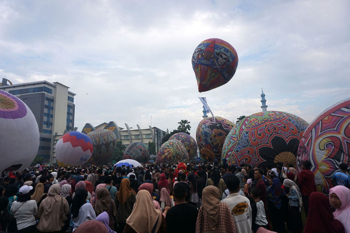 Ia mengakui antusiasme masyarakat untuk menyaksikan Festival Balon Udara 2024 luar biasa dan meningkat dari tahun sebelumnya.  Jumlah pengunjung yang datang diperkirakan tidak kurang dari 20.000 orang.