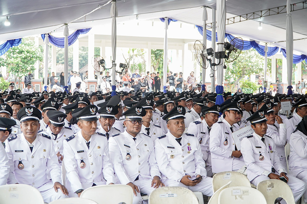 Bupati Lamongan, Jatim, Yuhronur Efendi serahkan Surat Keputusan (SK) perpanjangan masa jabatan kepala desa (Kades).