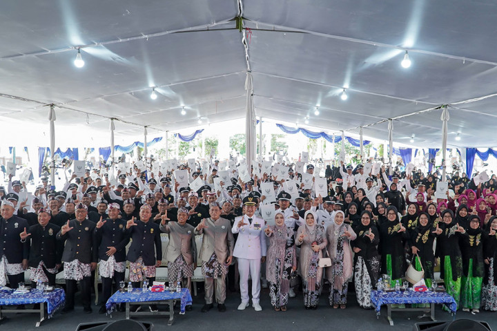 Pada kesempatan itu Bupati mengajak kepala desa untuk terus menerapkan kolaborasi dalam melakukan pembangunan desa menuju status desa mandiri.