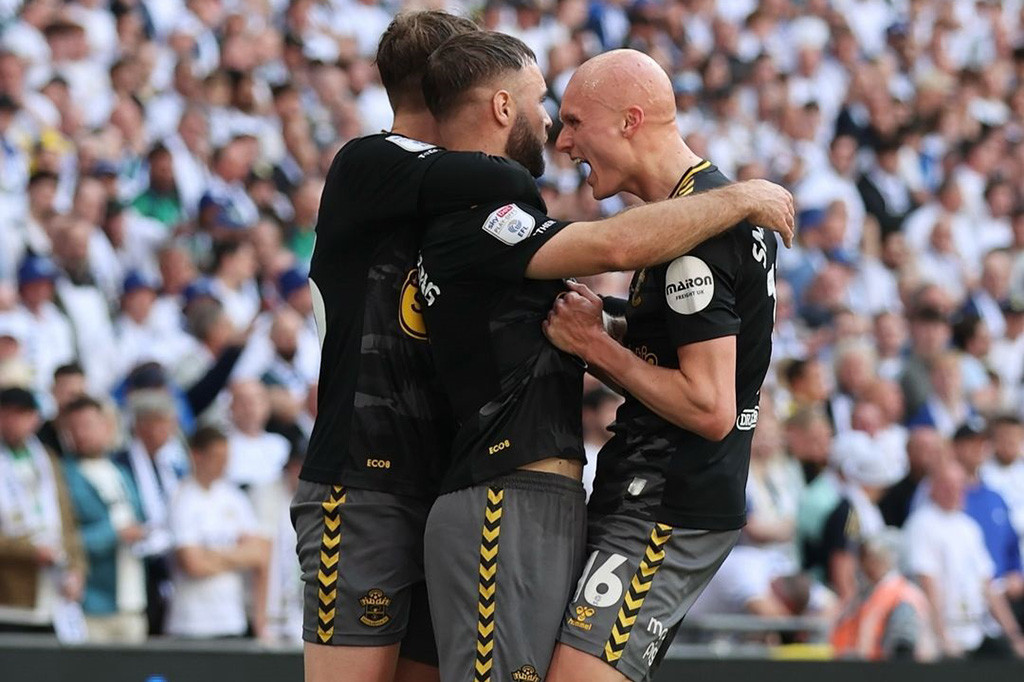 Leeds tampil relatif dominan di laga ini. Tercatat mereka mampu menguasai 58 persen penguasaan bola dan melepaskan 12 tembakan dengan dua di antaranya mengarah ke gawang.