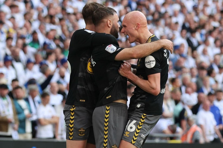 Leeds tampil relatif dominan di laga ini. Tercatat mereka mampu menguasai 58 persen penguasaan bola dan melepaskan 12 tembakan dengan dua di antaranya mengarah ke gawang.