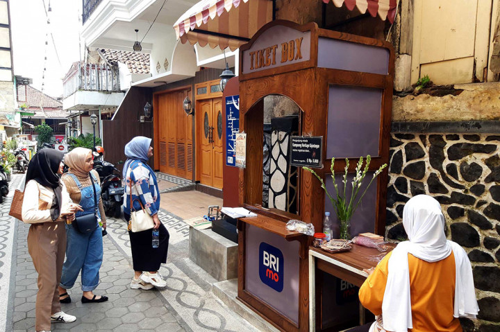 Begitu juga loket masuk gang IV yang dijaga Ibu Astufa dan Mak Sri, pengunjung yang membeli tiket masuk sekitar 150 orang. Tiket masuk kampung untuk wisatawan domestik dipatok Rp5.000 per orang dan wisatawan mancanegara Rp10.000 per orang. Jam kunjungan wisata pukul 07.00-22.00 WIB. Tiket masuk itu sebagai jasa lingkungan.