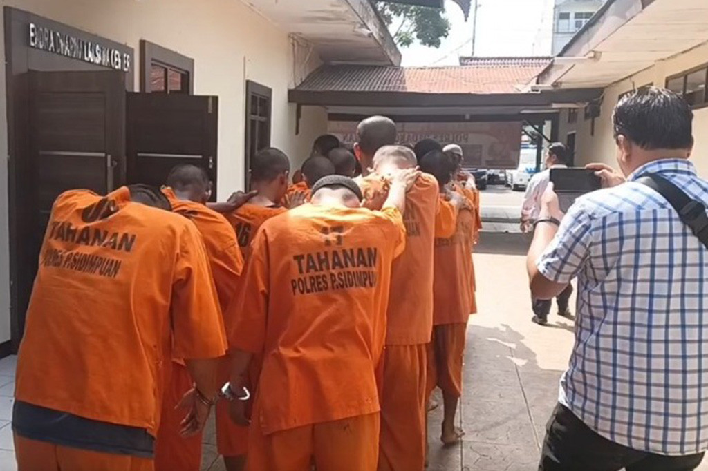 Satresnarkoba Polres Padang Sidimpuan, Sumatera Utara berhasil mengungkap ratusan tersanka kasus tindak pidana narkoba. Mulai dari bandar, kurir hingga pengedar narkoba dibekuk.