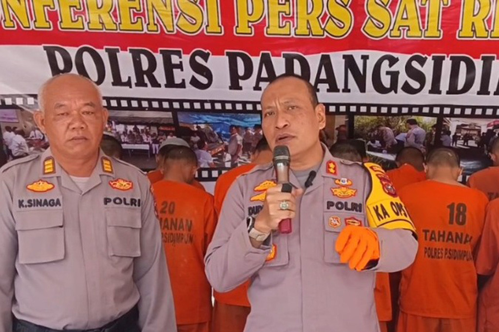 Kapolres Padang Sidimpuan, juga menjelaskan dalam mengungkap peredaran narkoba di wilayah hukum nya, mulai dari peredaran paling bawah, informasi dan dukungan masyarakat sangat membantu polisi untuk bergerak dan terus memantau para pengedar di wilayah Padang Sidimpuan.